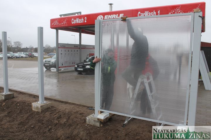 Pašapkalpošanās automazgātuvei uzlikta aizsargsiena un naudas maiņas automāts