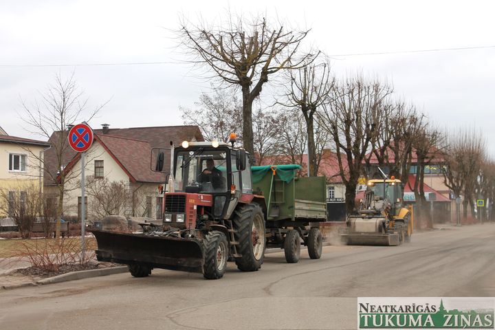 Tukumā sākusies ielu sakopšana pēc ziemas sezonas