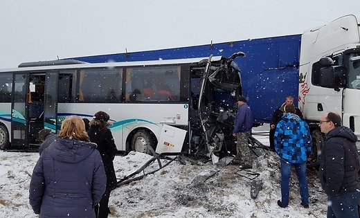 Autobusa un kravas auto avārijā pie Pūres cietuši seši cilvēki
