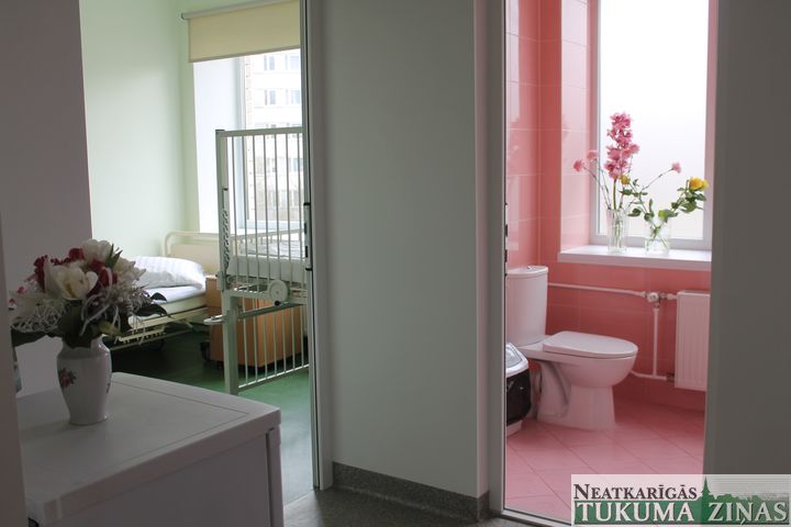 Tukuma slimnīcas Bērnu nodaļā izremontētas divas palātas