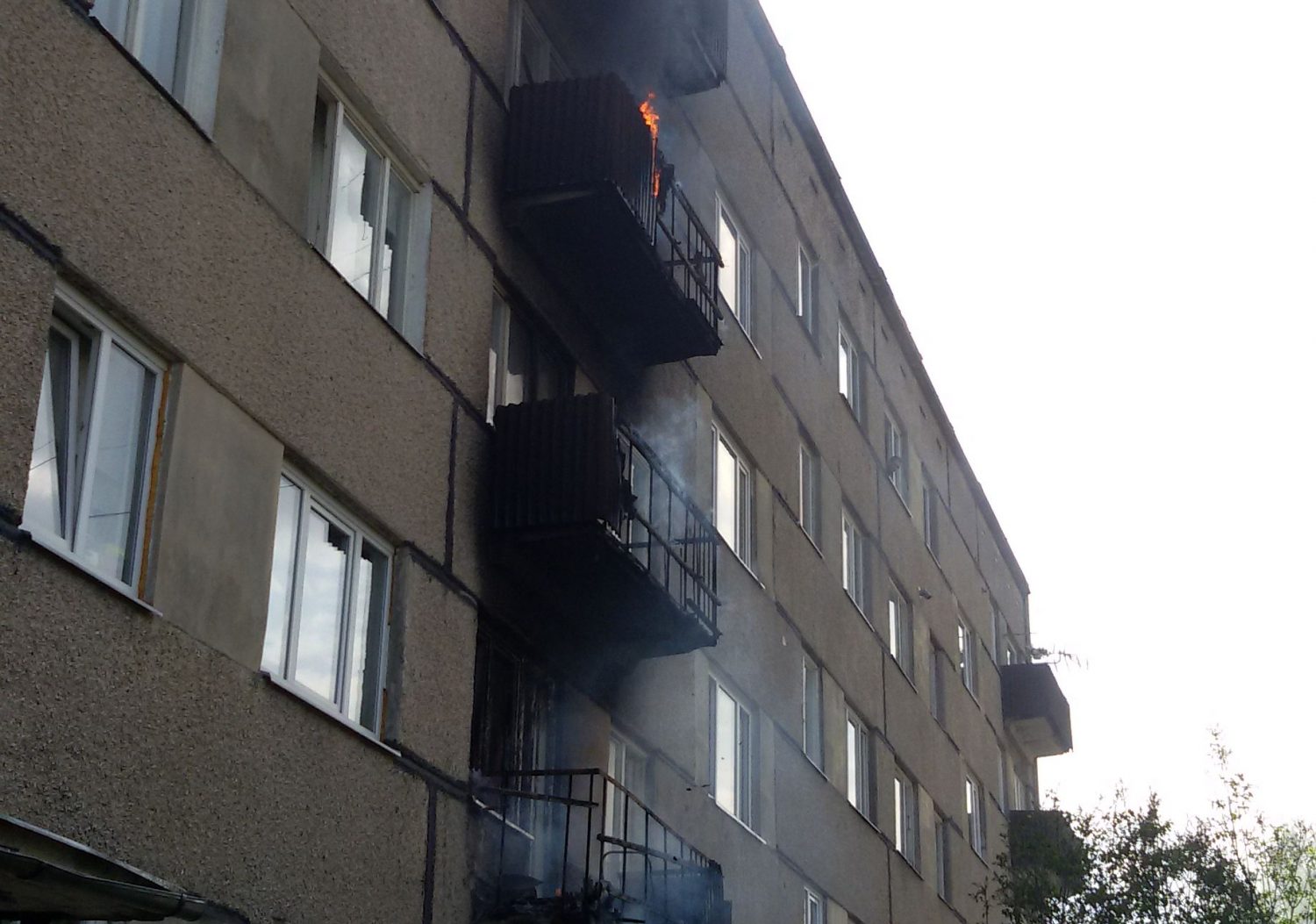 Metinot balkonu, Tukumā izcēlies ugunsgrēks daudzstāvu mājā /VIDEO/