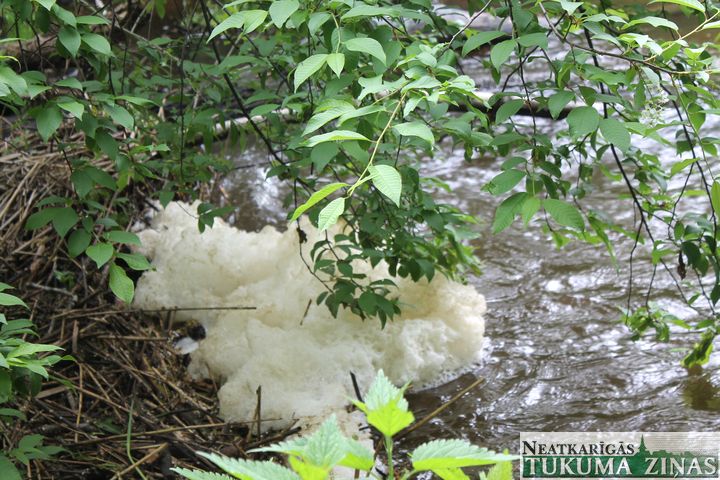 Pārplūdušu kanalizācijas aku saturs nonāk Slocenē