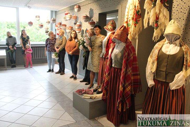 Tukuma Audēju darbnīcā atvērta izstāde «Zied rozes vainagā» /FOTO/