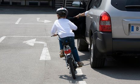 Tukumā bērns ar velosipēdu uzbrauc mašīnai, beidzot apcietināts viskija zaglis