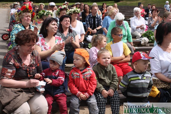 Tukuma novada sociālās aprūpes dalībnieki un darbinieki pirmie ielīgo Jāņus /FOTO/