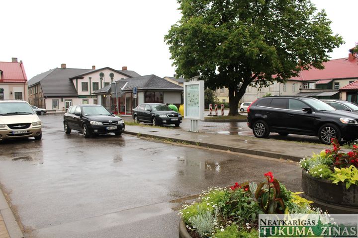 Tukums nepārņems SIA «Amatnieks» stāvlaukumu Brīvības laukumā 10, vien sakārtos to