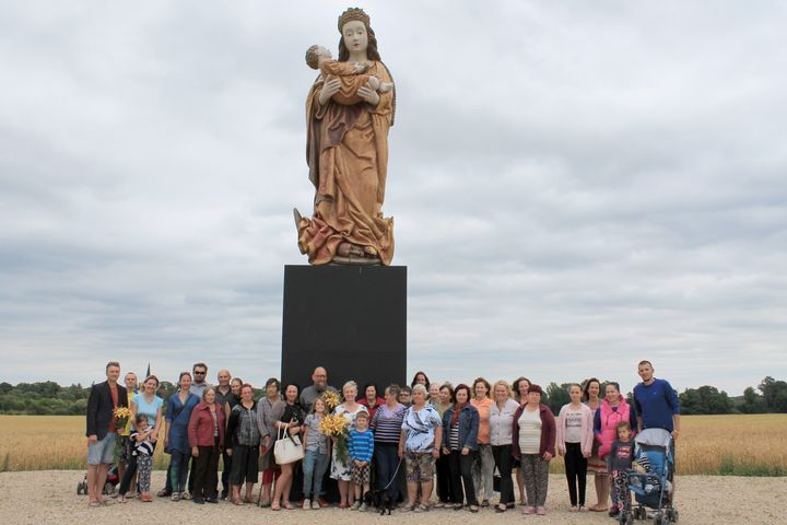 Jaunpilī nodedzināta Aigara Bikšes skulptūra «Marija ar bērnu»