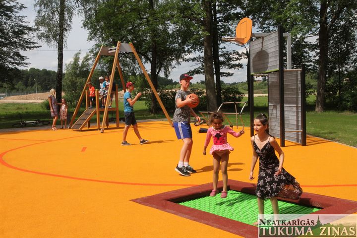 Tukuma pilsētas parkā atklāts rotaļlaukums /FOTO/
