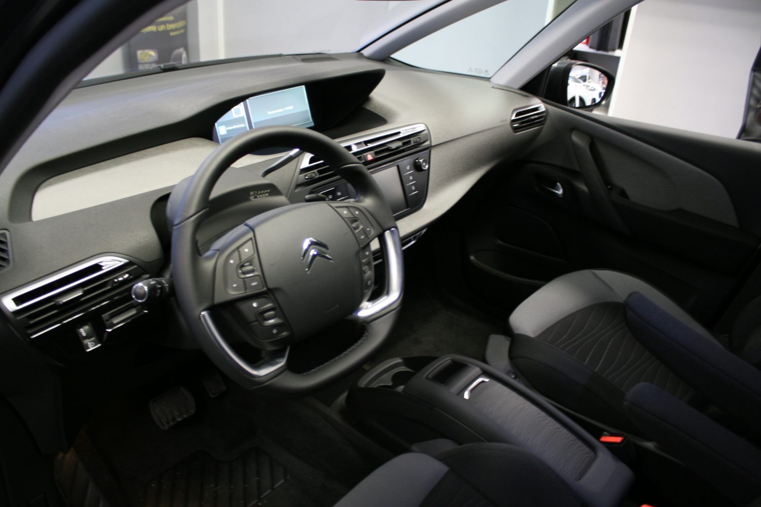 Atceries par stāvbremzi!