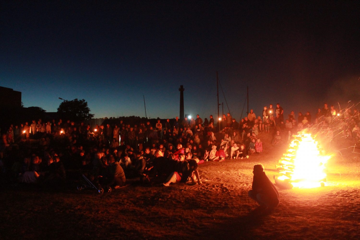 Aizvadīta ugunskuru nakts