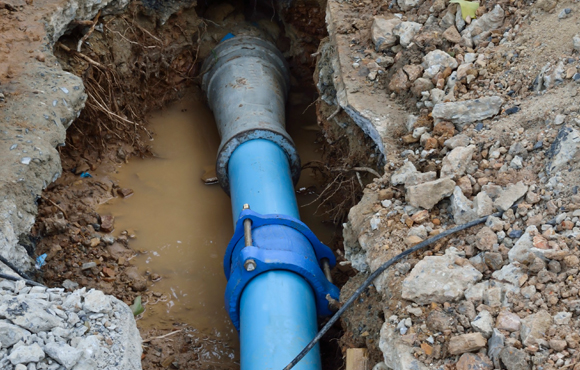 Ko darīt, ja plīst kanalizācijas caurules?