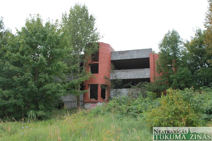 Draudīgs grausts Tukumā vilina bērnus un pusaudžus