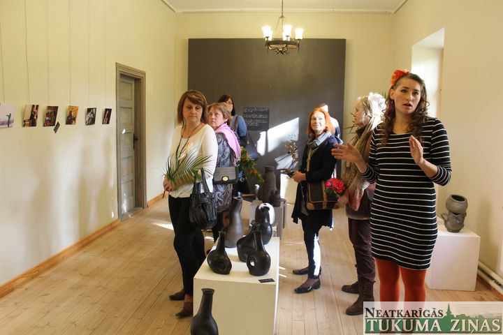Kandavā atklāta keramiķes Lindas Romanovskas jubilejas izstāde «Logs» /FOTO/