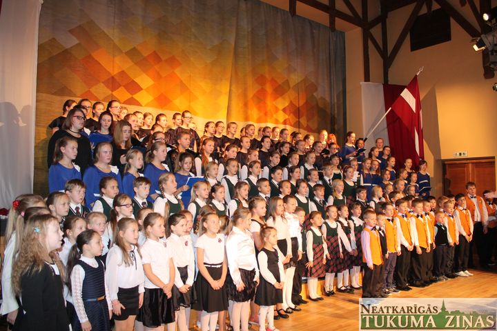 Kandavas skolēnu apsveikums valsts svētkos /FOTO/