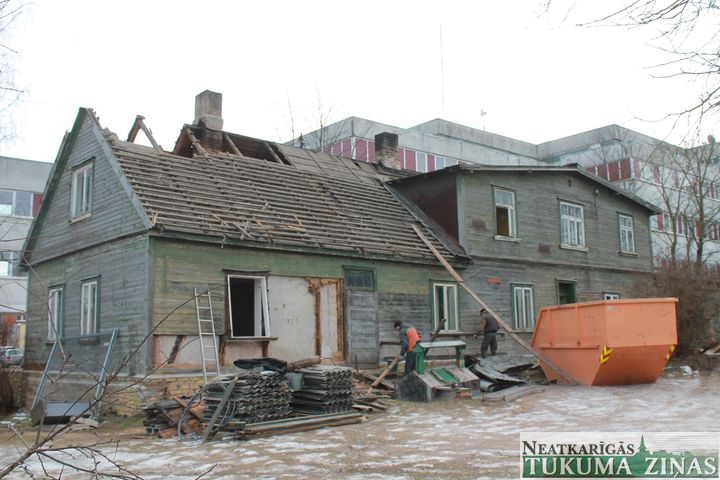Nojauc ēku pie Tukuma poliklīnikas un slimnīcas