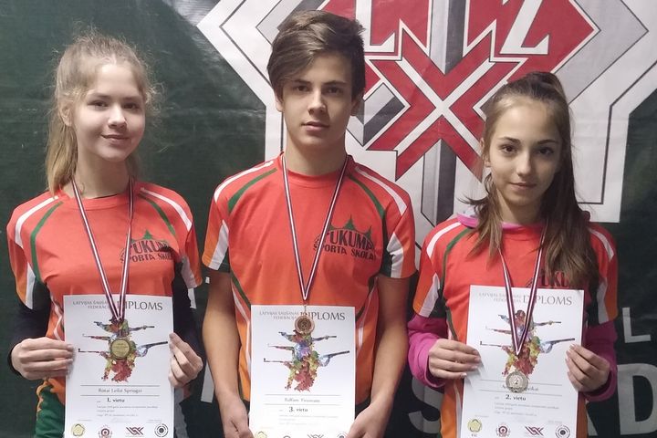 Panākumi Latvijas čempionātā jaunākā vecuma grupā ložu šaušanā