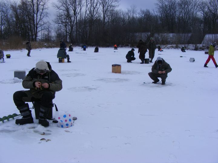 Irlavā zemledus copmaņi izmakšķerē 18 kg zivju