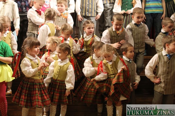 Pirmsskolas bērnu dziesmu un deju festivālā Pūrē /FOTO/