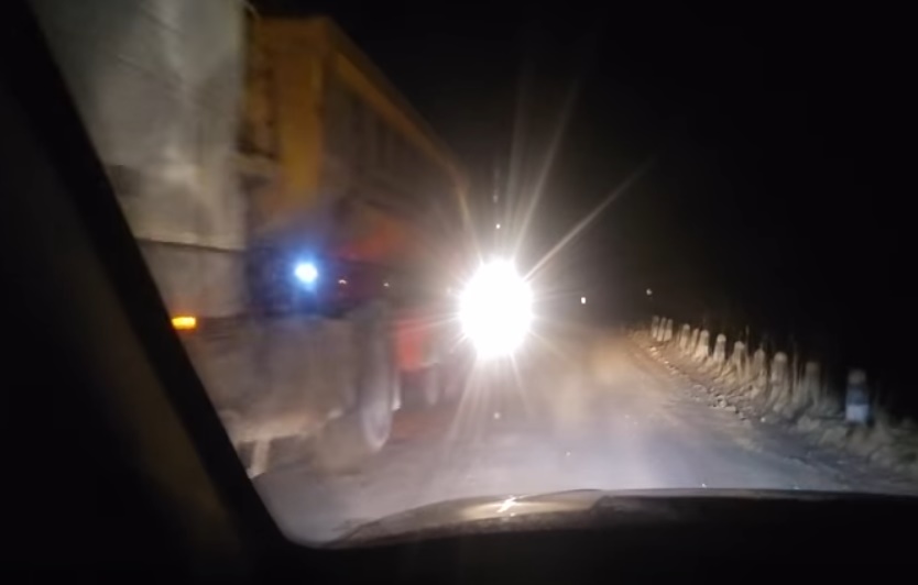 Cēres ceļu grantsvedēji bojā nakts stundās /aculiecinieka VIDEO/