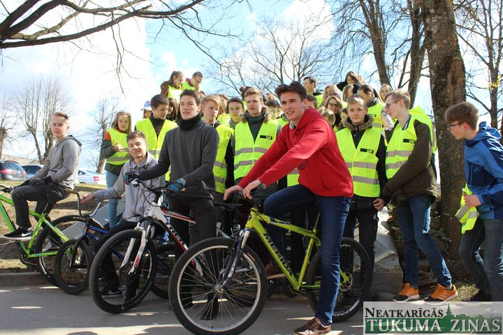 Tukuma Raiņa ģimnāzijai – jauna velosipēdu novietne