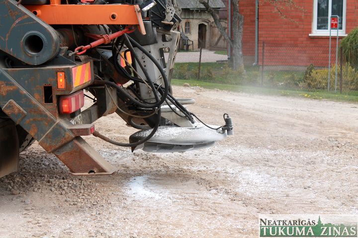 Grantēto ielu apstrāde ar pretputekļu līdzekli Tukumam izmaksās 10 000 €