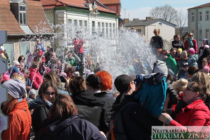 Strūklakas modināšana Tukumā /FOTO/
