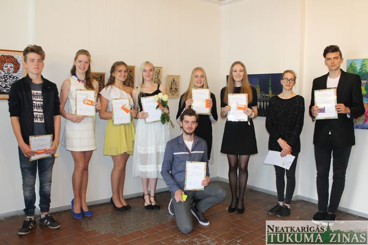 12 Tukuma Mākslas skolas audzēkņi atklāj savu pirmo izstādi /FOTO/