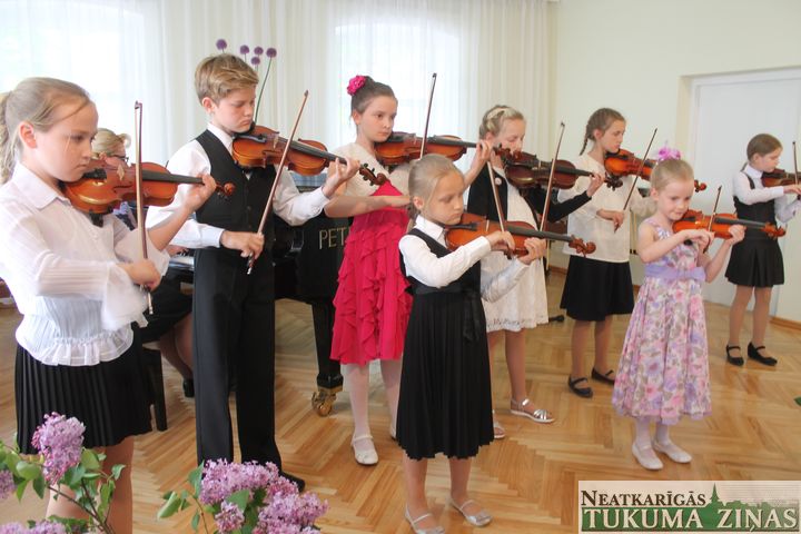 Tukuma Mūzikas skolā sveikti labākie skolēni /FOTO/