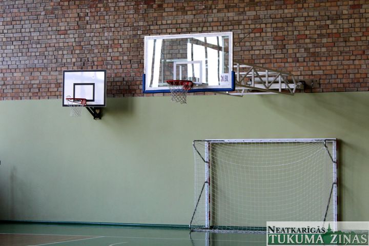Jaunpils sporta namā – jauna basketbola grozu piekares sistēma
