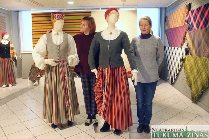 Tukuma audējas gatavo Latvijas simtgades tautas tērpu izstādi