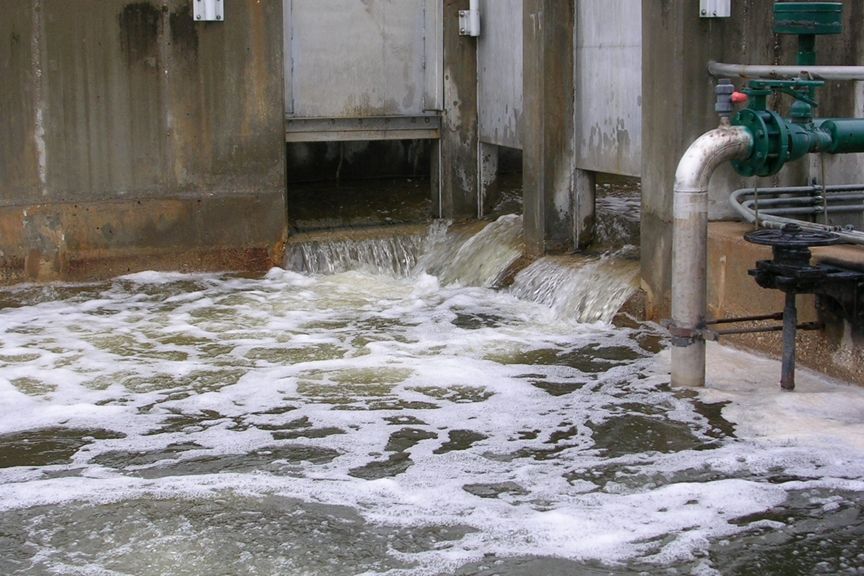 No «Tukuma piena» pilsētas kanalizācijas sistēmā noplūdušas 2,5 tonnas saldā krējuma