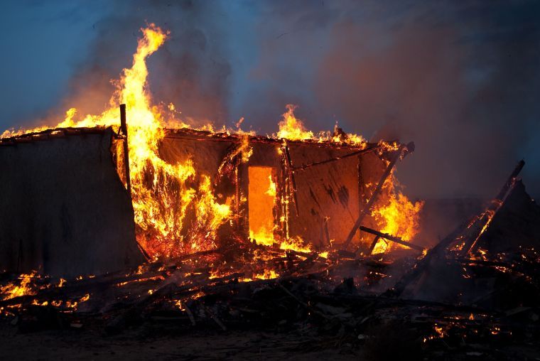 Jaunpils pagastā ar atklātu liesmu deguši divi šķūņi