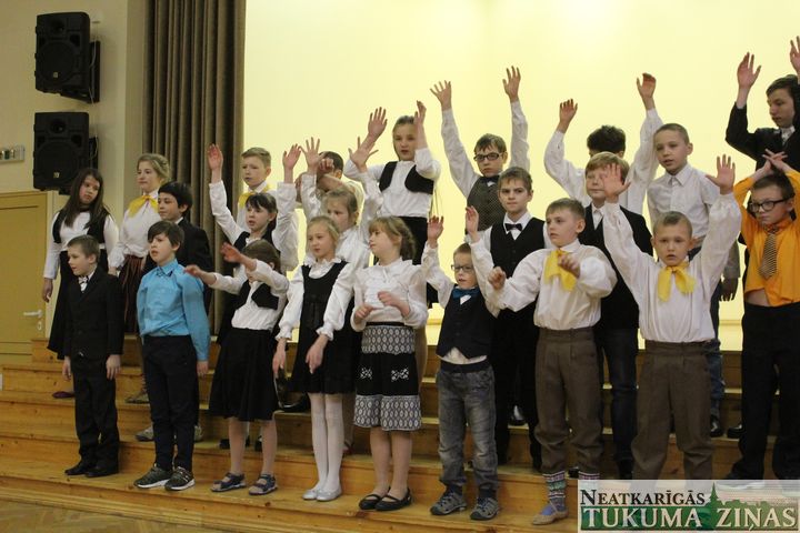 Tukuma novada internātpamatskolas tiekas koncertā «Mani sirdspuksti Latvijai» /FOTO/