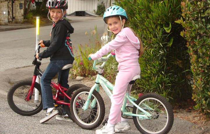 Soda bērnus, kas brauc ar velosipēdu bez tiesībām un aizsargķiverēm