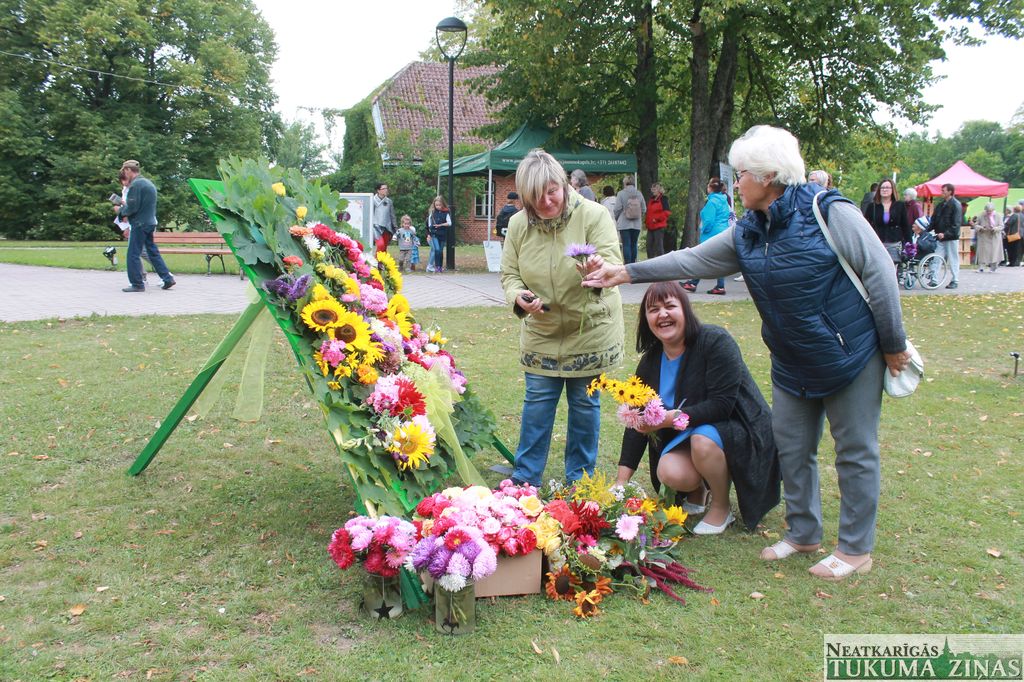 Ar kino un ziedu kārtošanas paraugdemonstrējumiem – Dārza svētki Jaunmokās/FOTO/