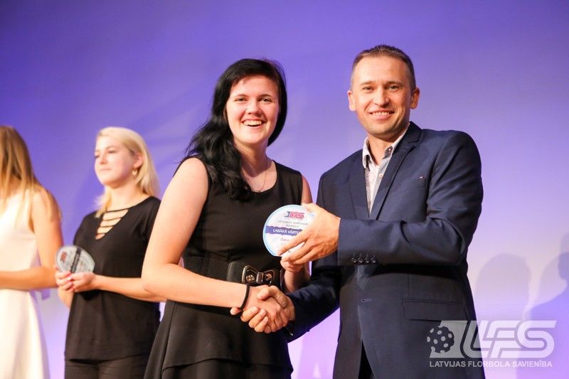 Apbalvo labākās florbolistes