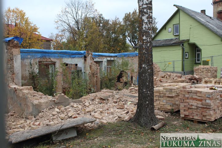 Nojauc graustus Lielajā ielā Tukumā