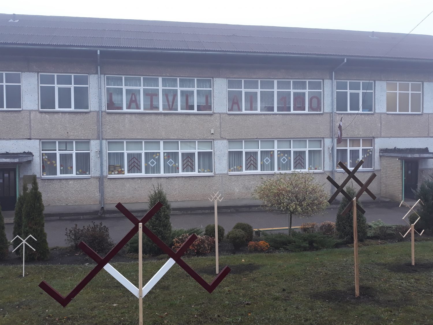 Vecāki izgrezno bērnudārza pagalmu