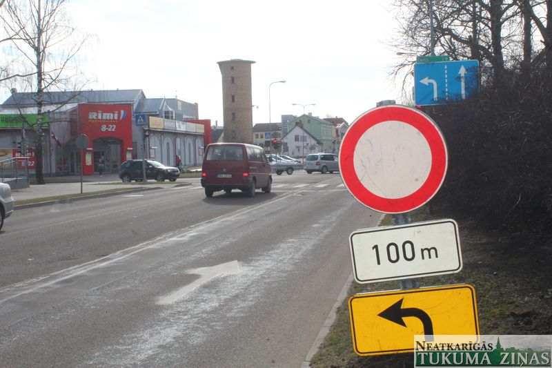 Satiksmei slēgts Raudas un Pasta ielas aplis