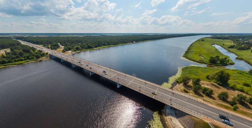 Slēdz joslu uz Lielupes tilta