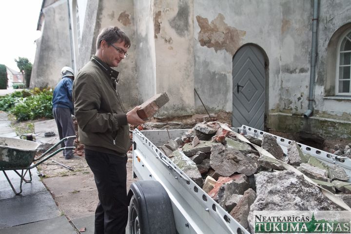 Uzsākta Tukuma baznīcas pamatu atjaunošana