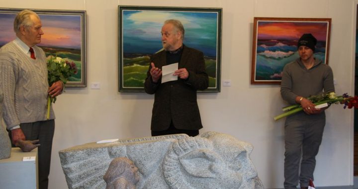 Izstāde, kur jūra ar zemi satiekas