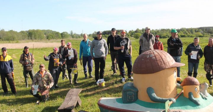 Kaklasaitēs un makšķerēm pār plecu