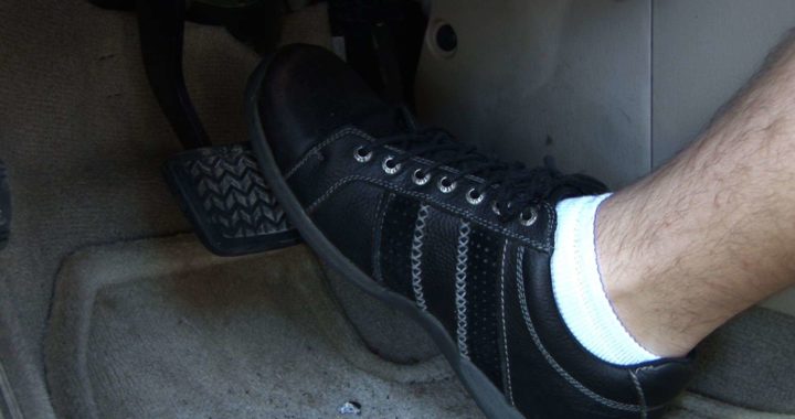 Uzbrauc gājējam un pamet negadījuma vietu