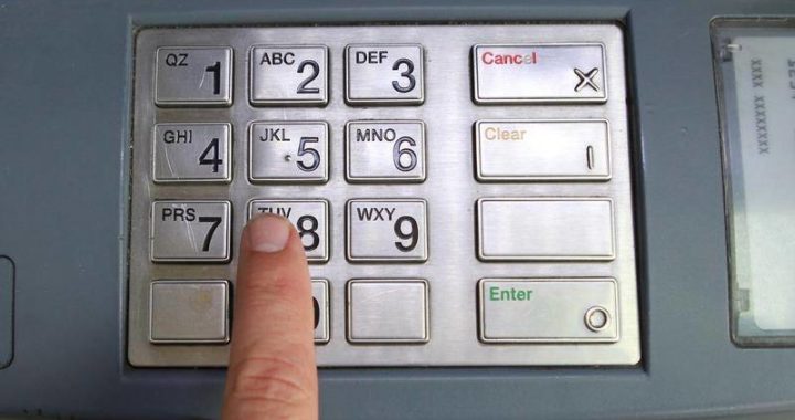 Tukumā mēģinājuši zāģēt bankomātu