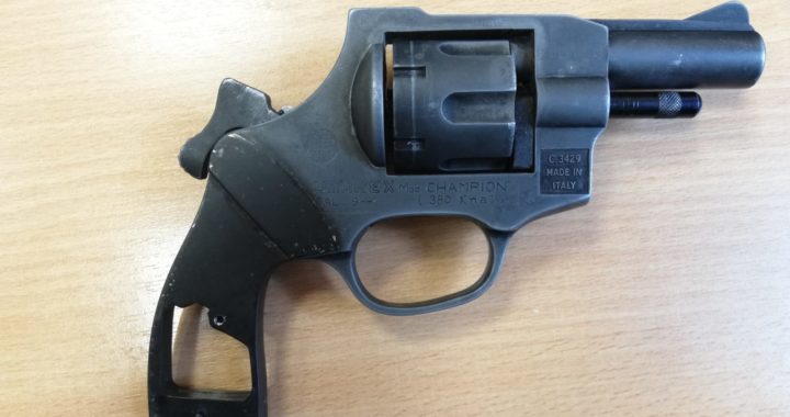 Tukumā likumsargi izņem nereģistrētu gāzes ieroci