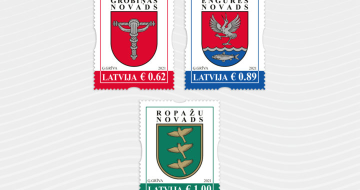 Uz Latvijas Pasta gada pirmajām pastmarkām – Engures, Grobiņas un Ropažu novada ģerboņi