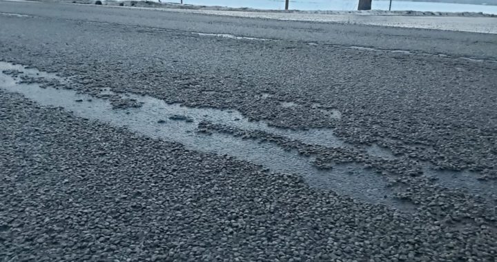 Autovadītāji sūdzas par lidojošiem akmentiņiem uz ceļa Tukums-Jaunpils