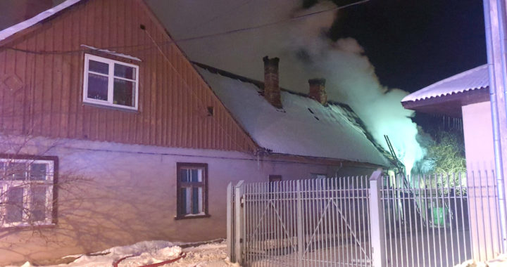 Svētdien Tukumā dedzis mājai piebūvēts šķūnis