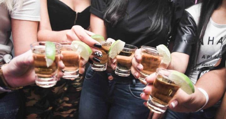 Neatļauti pulcējas dzīvokļos un automašīnās